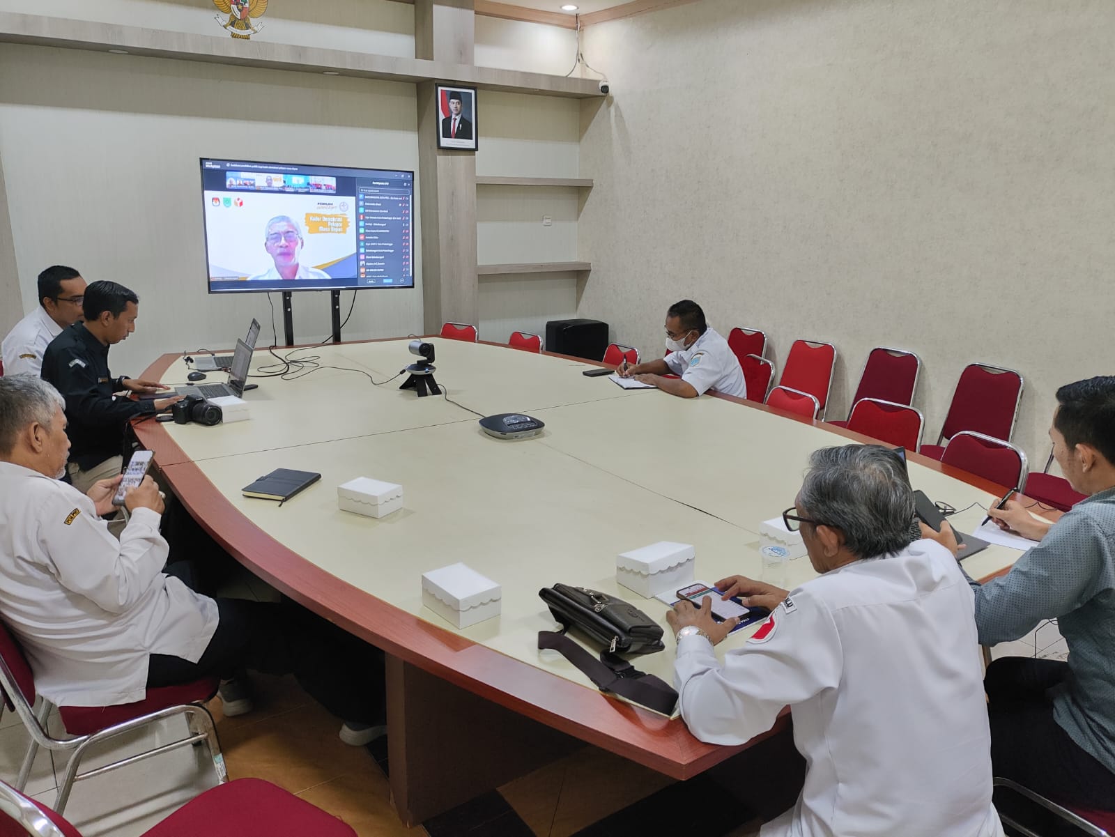 Suasana saat kegiatan Forum Demokrasi secara daring melalui aplikasi Zoom pada hari Rabu, (13/5/2026) di Kantor Bakesbangpol Kota Probolinggo