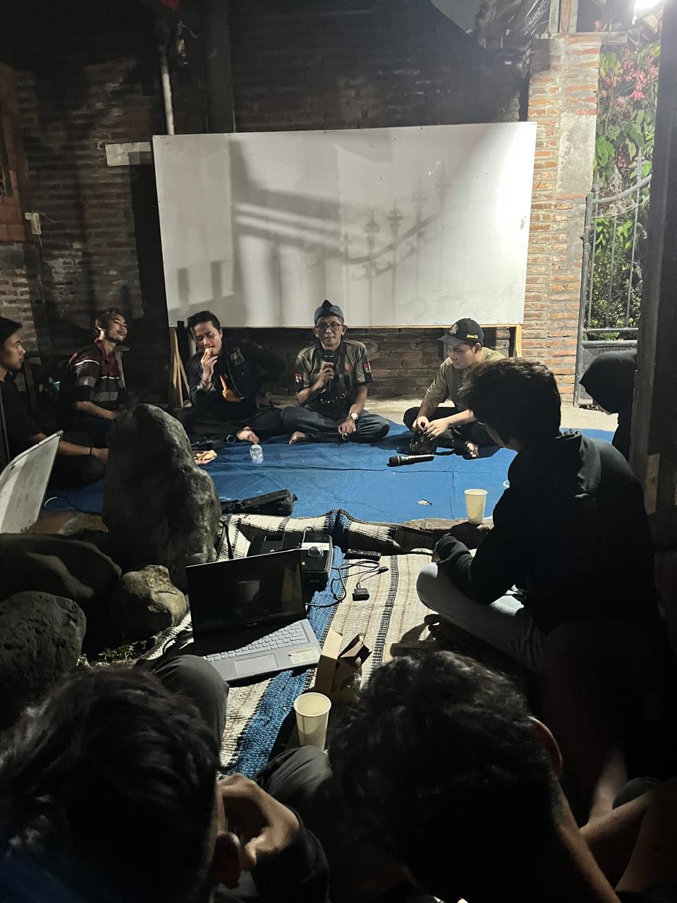Putut berikan tanggapan dan pesan kepada mahasiswa dan pelajar saat diskusi di sekretariat GMNI, pada Rabu (20/5/2026)