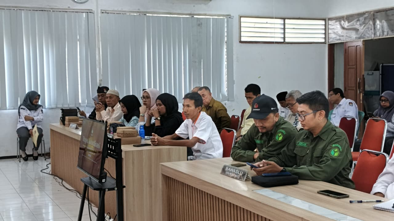 Johan bersama Ade Hadiri Rakor PDPP Semester 1, pada Kamis (18/6) di Aula KPU Kota Probolinggo