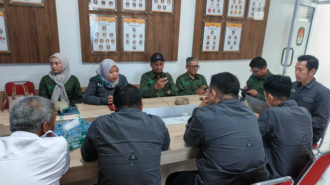 Tim Penanggung Jawab Bawaslu-KPU duduk bersama bahas modul pembelajaran Kader Demokrasi, pada Kamis (18/6)