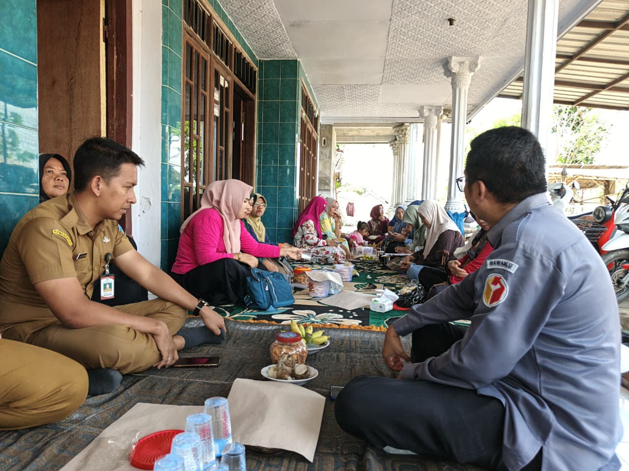 Johan Hadir ditengah kegiatan Posyandu di Kelurahan Kareng Lor bahas demokrasi kepemiluan pada Senin (22/6)