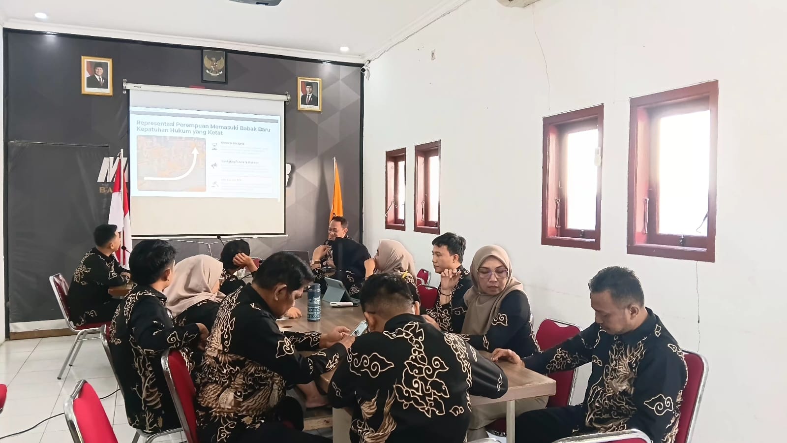 Suasana Diskusi Keterwakilan Perempuan Berdasarkan Putusan Mahkamah Konstitusi Nomor 128/PUU-XXIV/2026" di Kantor Sekretariat Bawaslu Kota Probolinggo, Kamis (9/7/2026)