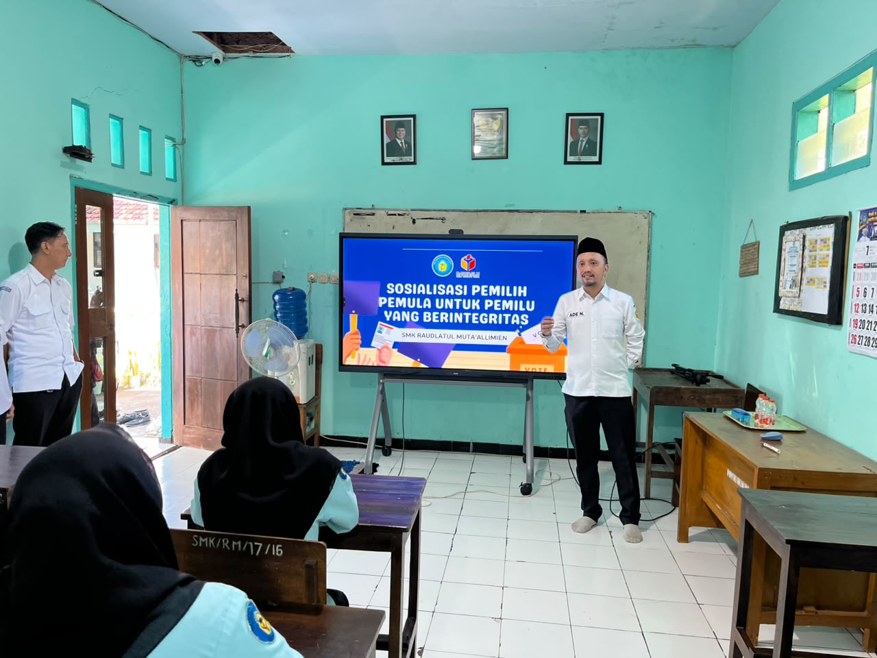 Ade Nur Wahyudi saat beri edukasi kepemiluan di SMK Raudlatul Muta'allimien pada Rabu (15/7/2026)
