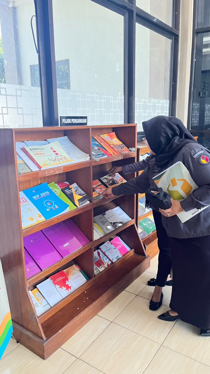 Staf Sekretariat memastikan Pojok Pengawasan di Perpustakaan Kota Probolinggo tetap terawat dan koleksi bukunya dapat diperbarui, Senin (20/7/2026)