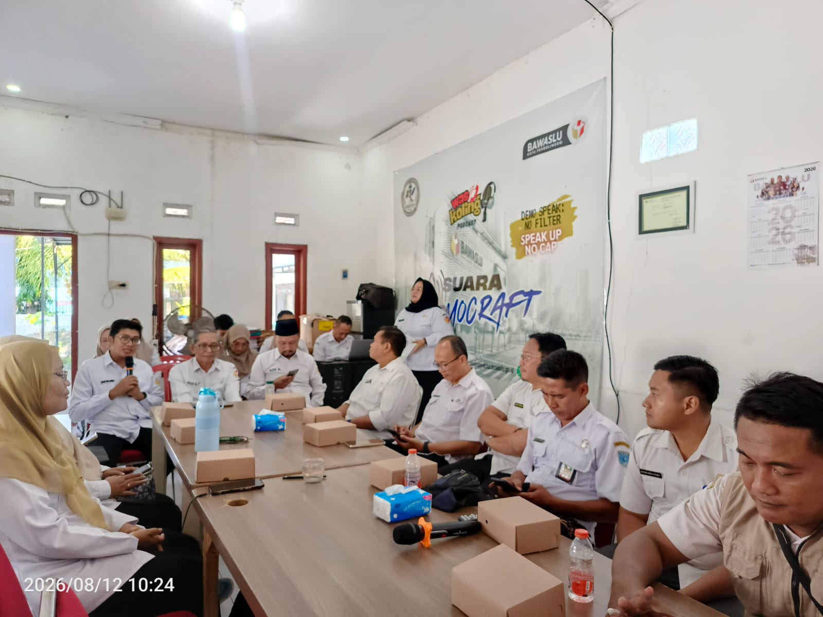 Johan Dwi Angga saat buka Rakor Evaluasi PDPB SMT 1 Tahun 2026 pada Rabu, (12/8/2026) di Kantor Bawaslu Kota Probolinggo