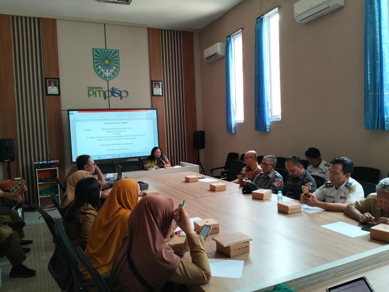 Bawaslu Kota Probolinggo Hadiri Rakor lanjutan terkait Perwali Nomor 149 Tahun 2020 tentang Petunjuk Teknis atas Peraturan Daerah Nomor 10 Tahun 2010 tentang Izin Reklame. Rapat yang diselenggarakan oleh PMPTSP Kota Probolinggo berlangsung pada Senin (31/8/2026)