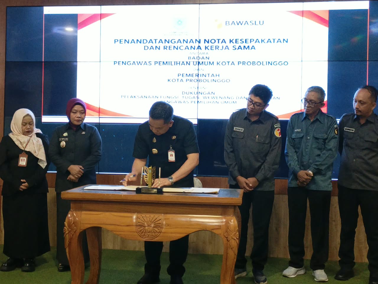 Wali Kota Probolinggo, Aminuddin Tanda Tangani Nota Kesepakatan bersama Ketua Bawaslu Kota Probolinggo, pada Selasa (8/9/2026)
