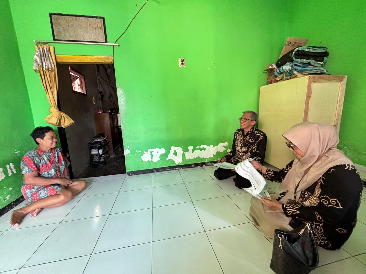 Putut Gunawarman didampingi Staf Sekretariat Wawancarai Langsung Warga Jati dalam Kegiatan Uji Petik Riset Pemetaan Kerawanan pada 8-9 Oktober 2026