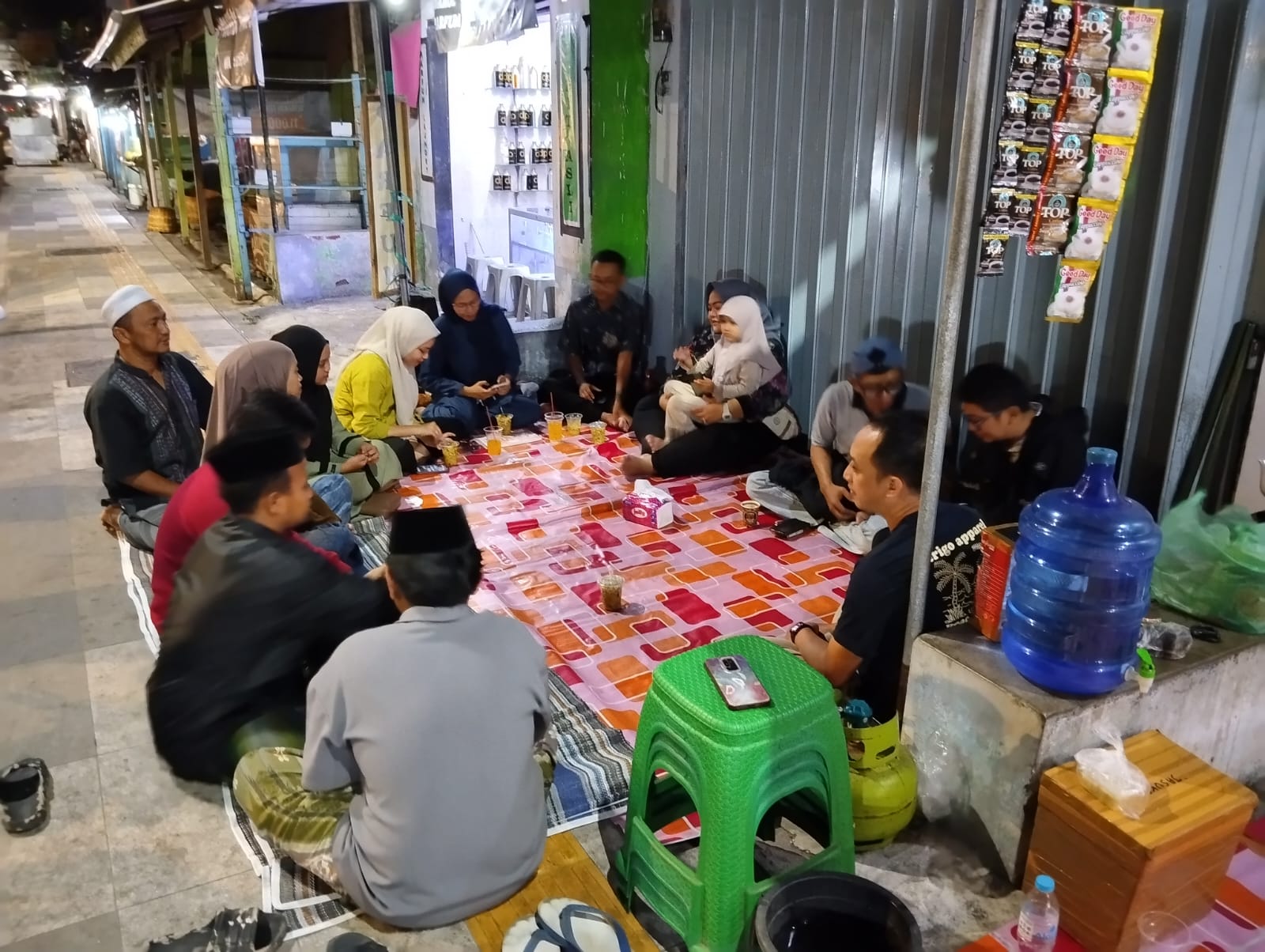 Kunjungi Alumni Kader P2P, Johan Dwi Angga dibersamai Anggota dan staf Ajak Diskusi Kelompok Karang Taruna, Senin Malam (19/10/2026)