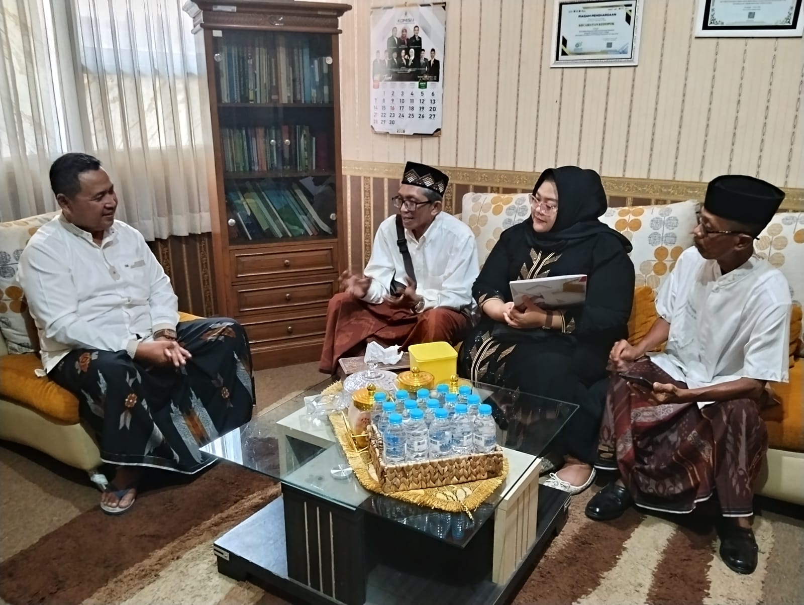 Putut Jelaskan Pemetaan Kerawanan Pemilu dalam Kunjungannya pada Camat Kedopok, Dwi Hermanto, Kamis (22/10/2026)