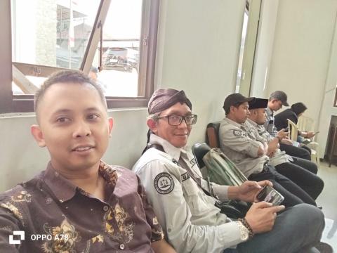 Kordiv Hukum Putut Gunawarman F beserta staf