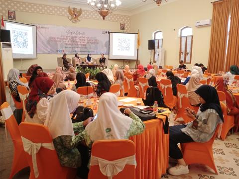 Sekumpulan Perempuan Aktif Organisasi Hadir Dalam Sosialisasi Pengawasa Partisipatif Jelang Pilkada 2024