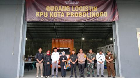 Bawaslu, KPU dan Anggota Forkopimda didepan Gudang Logistik KPU