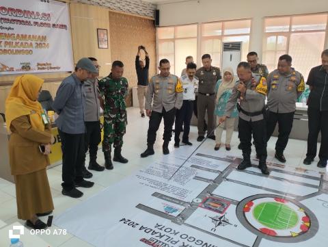 Kabag OPS saat paparkan Denah Tactical Floor Game