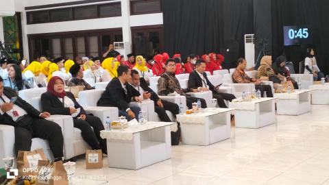 Tampak Ketua Bawaslu Kota Probolinggo Hadiri Debat Publik Kesatu beserta Anggota