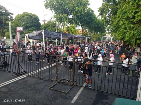 tampak masyarakat antusias memadati acara jalan sehat