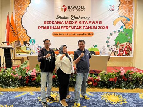 Staf Humas Bawaslu Kota Probolinggo bersama media TVRI dan Suara Jatim Pos perwakilan dari Kota Probolinggo