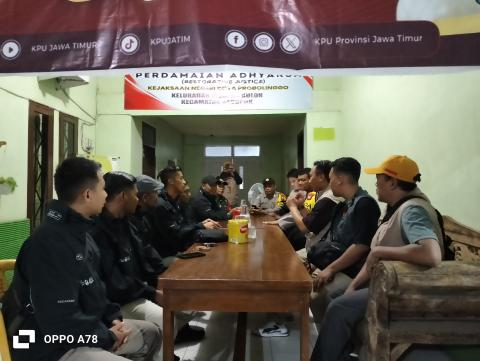 Anggota Ade Nurwahyudi saat Patroli Pengawasan di Keluarahan Jrebeng Kulon pada Selasa, (26/11)