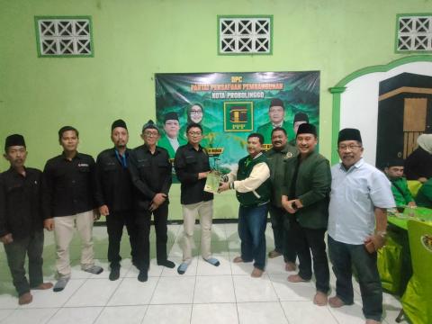 pemberian bibit pohon demokrasi ke PPP