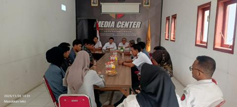 BEM FISIP UPM dalam kunjungannya ke Kantor Bawaslu Kota Probolinggo, Rabu (26/11)