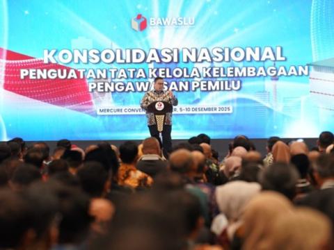 Ketua Bawaslu Rahmat Bagja saat memberikan sambutan dan arahan, di acara Konsolidasi Nasional Penguatan Tata Kelola Kelembagaan Pengawas Pemilu, Senin (8/12/2025) malam