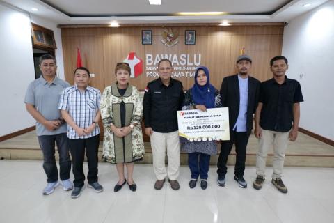 Istri Almarhum Salim Abdul Hamid Staf Bawaslu Kota Probolinggo, Muslikah terima dana kerohiman Bawaslu, Jumat (12/12)