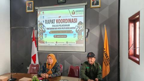 Anggota Bawaslu-KPU bahas evaluasi PDPP Semester 1 pada Kamis (16/7/2026) di kantor Bawaslu Kota Probolinggo