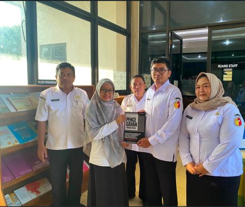 Bawaslu-Perpustakaan Daerah Kota Probolinggo Lakukan Serah Terima Buku Koleksi Pojok Pengawasan, Rabu (5/8/2026) 