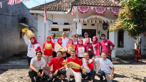 Seluruh Jajaran Pimpinan dan Sekretariat Ikuti Lomba Semarak HUT RI ke 81, Kamis (13/8/2026) di Halaman Kantor Bawaslu Kota Probolinggo