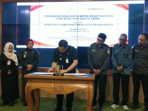 Wali Kota Probolinggo, Aminuddin Tanda Tangani Nota Kesepakatan bersama Ketua Bawaslu Kota Probolinggo, pada Selasa (8/9/2026)