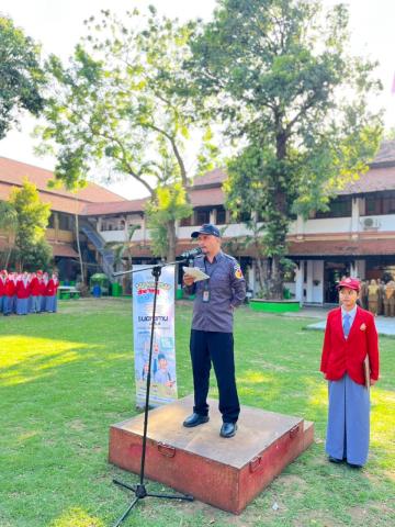 Ade Nurwahyudi Berdiri sebagai Pembina Apel di SMKN 1 Kota Probolinggo, pada Senin (14/9/2026)