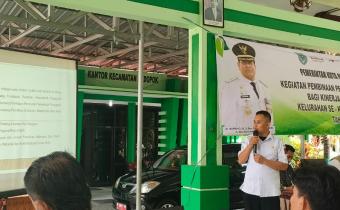 Ahmad Hasan Staf Hukum dan Penyelesaian Sengketa Bawaslu Kota Probolinggo sebagai  Narasumber  Pembinaan RT Dan RW Se-Kelurahan Kecamatan Kedopok