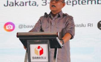 Deputi Bidang Administrasi Bawaslu RI Ferdinand Eskol Tiar Sirait saat berikan Sambutan pada Rakernis  Pengelolaan Pemberitaan dan Optimalisasi Website pada (3/9)