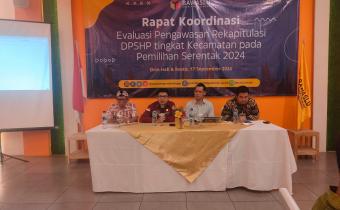 Foto dari kiri, Putut Gunawarman Fitrianta, Johan Dwi Angga, Teguh Ginanjar Prasetio dan Viki Hamzah pada giat Evaluasi Pengawasan Rekapitulasi DPSHP, Selasa (18/9) di Orin Hall and Resto