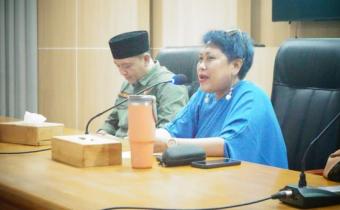 Eka Rahmawati Pimpin Rapat Evaluasi Program Partisipatif Masyarakat di Aula Minak Jinggo Banyuwangi pada (4/10)