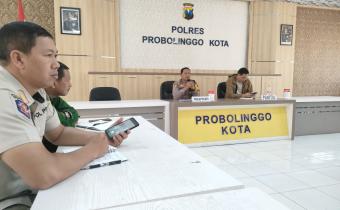 Wakapolres Kompol M. Lutfi, S.H., M.H. Pimpinan Rapat Koordinasi Persiapan Pengamanan Debat Publik Kedua pada Kamis (14/11) di Ruang Rupatama Kapolresta Probolinggo