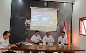 Anggota Bawaslu Kota Probolinggo Putut Gunawarman Fitrianta Bacakan Press Release Pemetaan TPS Rawan Pilkada 2024 dan dibersamai dengan Ade Nurwahyudi pada Rabu, (20/11) di Ruang Media Center Bawaslu Kota Probolinggo