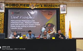 Ilmiyah Komisioner KPU Kota ProbolinggoDari kiri, Ilmiyah Anggota KPU Kota Probolinggo duduk bersama Komisioner Bawaslu Kota Probolinggo dalam rapat persiapan pengawasan Putungsura di Hotel Bromo View pada Sabtu, (23/11)