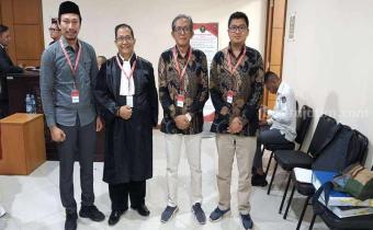 Foto dari Kanan Ketua Johan Dwi Angga dan Anggota Putut Gunawarman Fitrianta bersama dengan Ketua KPU Kota Probolinggo Radfan Faisal hadir sidang kedua sengketa Pilwali 2024 di Mahkamah Konstitusi, Jakarta