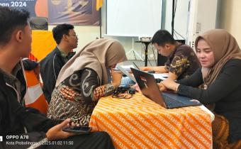 Staf Bawaslu Kota Probolinggo mereview dan kumpulkan alat bukti jelang sidang pertama sengketa Pilwali 2024 pada Kamis, (2/1/2025) di Bale Hinggil Kota Probolinggo