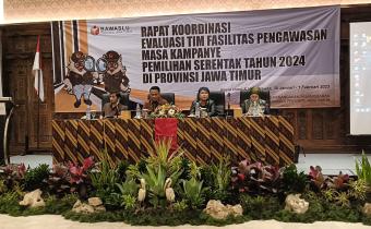 Tampak Koordinator Divisi Pencegahan dan Partisipasi Masyarakata Bawaslu Provinsi Jawa Timur Eka Rahmawati beri arahan saat acara pembukaan pada Kamis (30/1)