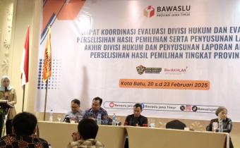 Dewita Hayu Shinta Bawaslu Provinsi Jawa Timur saat beri arahan dalam acara Pembukaan Rapat Koordinasi Evaluasi Hukum di Amarta Hills and Resort pada Kamis (20/2/2025)