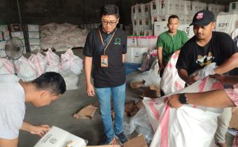 Ketua Johan Dwi Angga saat lakukan pengawasan melekat pada pembongkaran dan pengosongan kotak suara Pemilihan 2024 di Gudang Logistik, Jumat (21/2/2025)