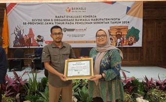 Bawaslu Kota Probolinggo terima penghargaan Pengelolaan Barang Milik Negara (BMN) Terbaik 2 pada Rapat Evaluasi Kinerja SDM di Mojokerto, Selasa (25/2/2025)