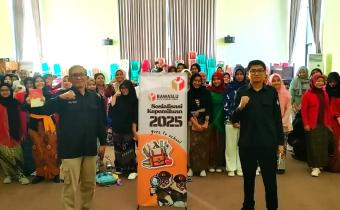 Ketua beserta Anggota tampak foto bersama dengan para siswa SMAN 1 Kota Probolinggo usai diadakannya sosialisasi pendidikan politik pada Jumat, (2/5/2025)