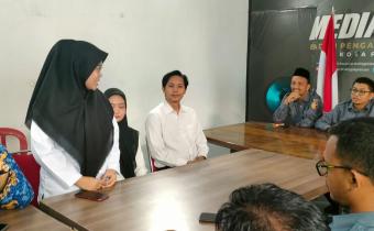 Prosesi penyambutan CPNS Bawaslu Kota Probolinggo Tahun Anggaran 2024 di Media Center Bawaslu Kota Probolinggo, Senin (2/6/2025)