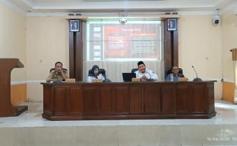 Putut Gunawarman Fitrianta (paling kanan) sebagai Narasumber Monitoring dan Evaluasi Data Pemilih 2025, di Aula Bakesbangpol pada Senin (16/6)