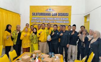 Penyerahan Pohon Demokrasi saat Sosialisasi Pendidikan Politik Di Kantor DPD Partai Golkar pada Minggu, 22 Juni 2025