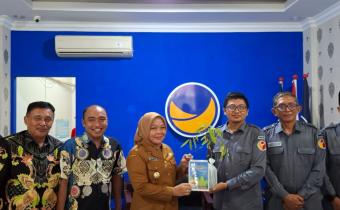 Penyerahan "Bibit Demokrasi" Bawaslu Kota Probolinggo kepada Partai Nasdem saat Lakukan Kunjungan Silahturahmi pada Senin (30/6)