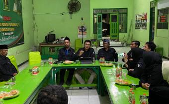 Johan Dwi Angga beserta Jajaran saat berkunjung ke Kantor DPC PPP pada Minggu malam, (27/7)